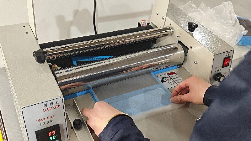 Trzy czynniki wpływające na folię do laminowania termicznego: temperatura, prędkość i ciśnienie.
